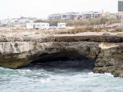 Decidiamo di proseguire a piedi sulla costa, sullo sfondo della quale inizia a profilarsi la silhouette del borgo abitato. Ad attrarre subito la nostra attenzione � la �grotta Verde�, una cavit� celata in fondo a una parete...